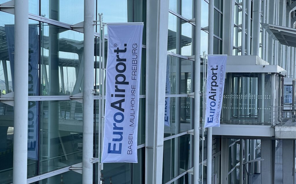 Logo des Euroairports am Hauptgebäude