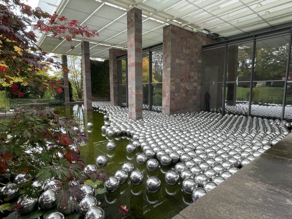Kunst von Kusama im Garten der Fondation Beyeler