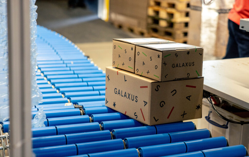 Pakete von Galaxus in einem Warenhaus