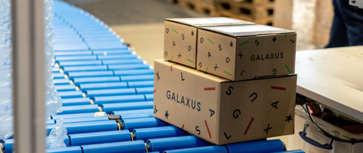 Pakete von Galaxus in einem Warenhaus