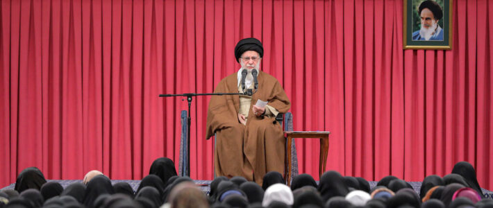 Schweiz will ihr iranisches Recht loswerden Ajatollah Chamenei mit Frauen in Iran