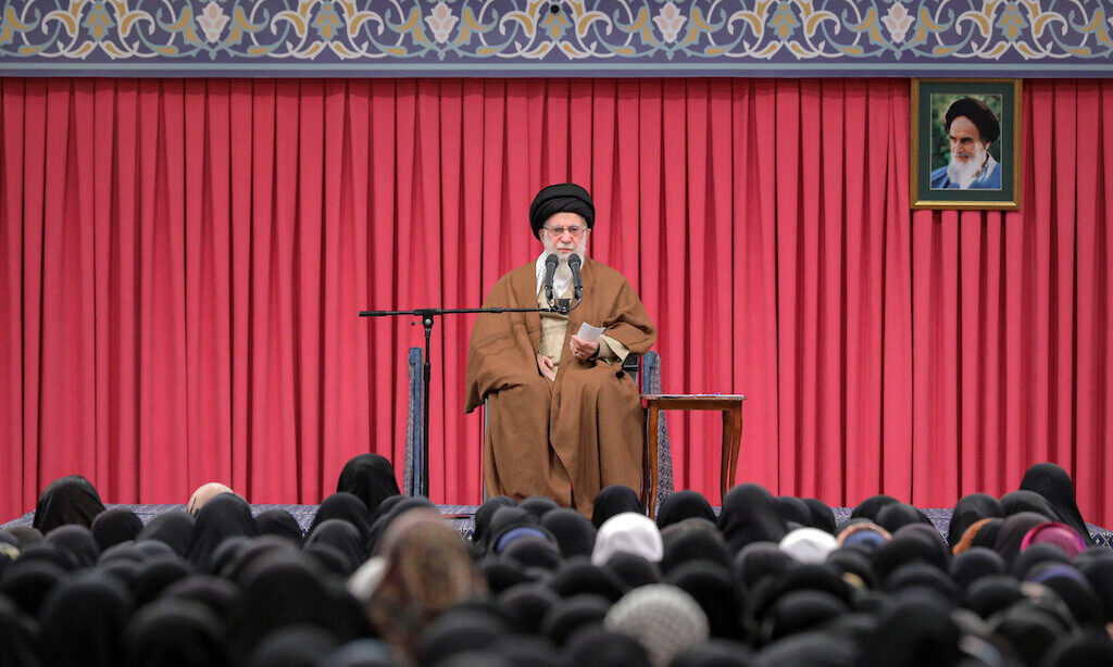 Ajatollah Chamenei mit Frauen in Iran