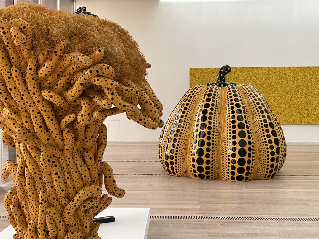 Skulpturen von Kusama in der Fondation Beyeler