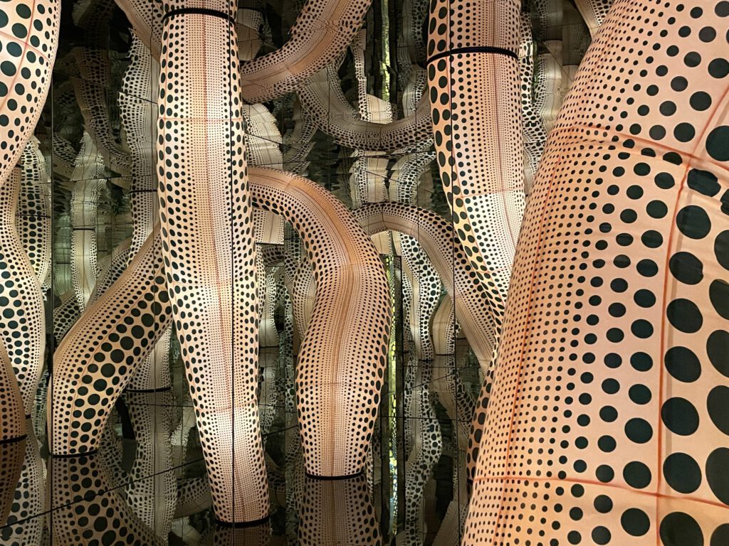 Geschlossener Raum von Kusama in der Fondation Beyeler