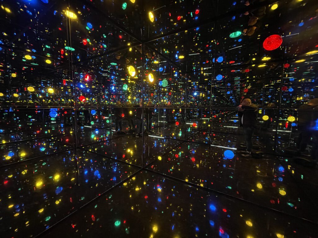 Lichtinstallation von Kusama in der Fondation Beyeler