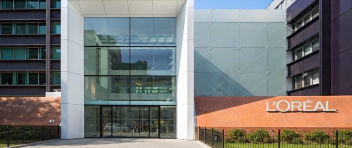 Logo von L'Oréal am Hauptsitz in Paris