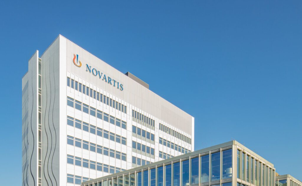 Logo von Novartis an einem Gebäude auf dem Campus in Basel