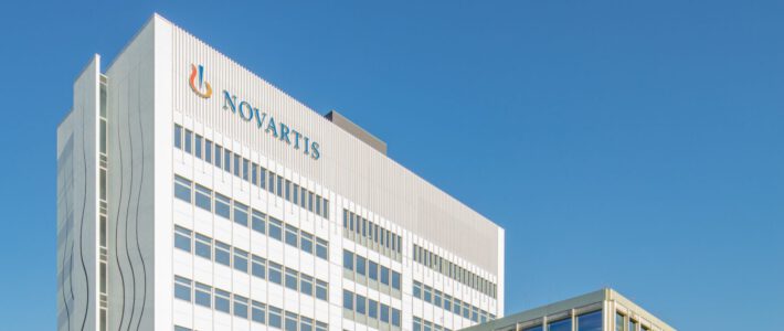 Zoff um zu niedrige Boni bei Novartis Logo von Novartis an einem Gebäude auf dem Campus in Basel