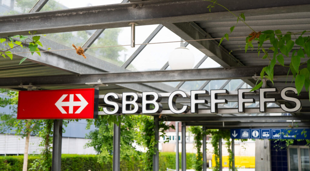Logo von den SBB am Bahnhof in Delemont