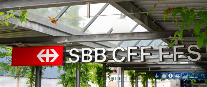 SBB werden zum Optionshändler Logo von den SBB am Bahnhof in Delemont