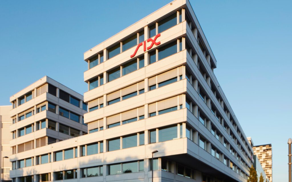 Logo der Schweiezr Börse SIX an einem Gebäude in Zürich