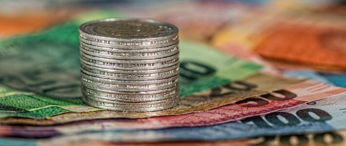 Schweizer werden um 70 Milliarden reicher Bunte Geldscheine und ein Stapel an Münzen