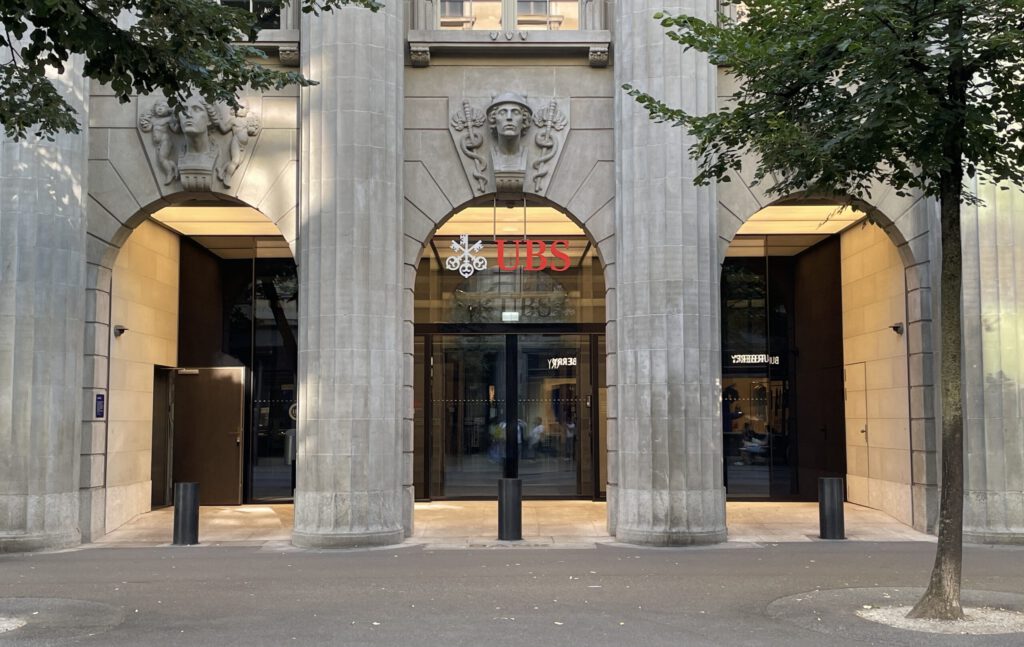 Logo der Grossbank UBS an der Zürcher Bahnhofstrasse