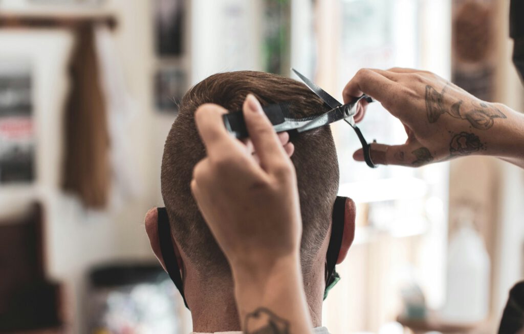 Ein Coiffeur in einem Salon
