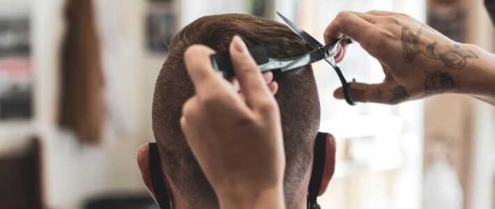Ein Viertel aller Coiffeur-Salons schummelt Ein Coiffeur in einem Salon