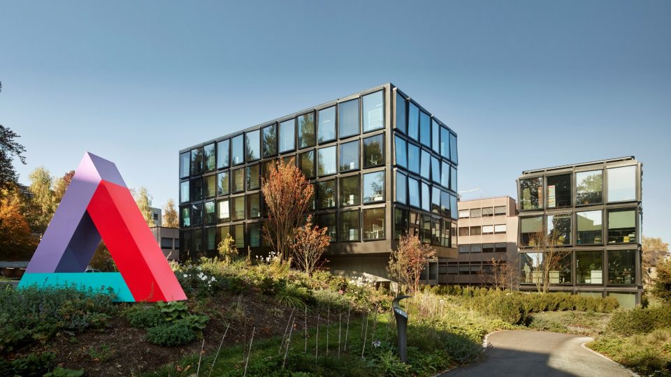 Logo der Helvetia vor dem Campus in St. Gallen