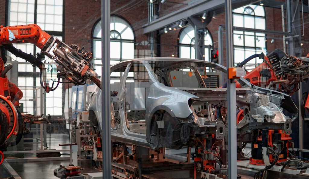 Montage eines Autos mit Robotern