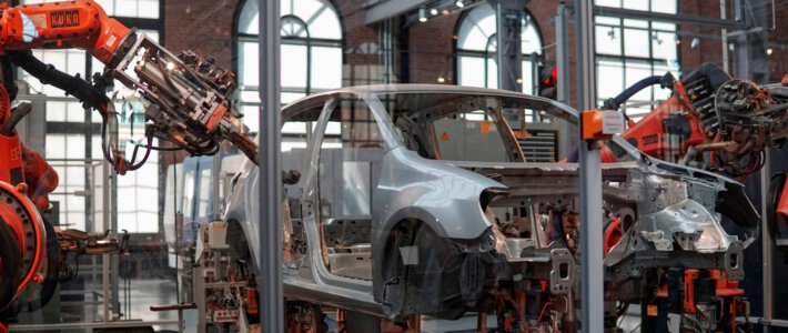 Die drei Hauptsorgen der Schweizer Wirtschaft Montage eines Autos mit Robotern