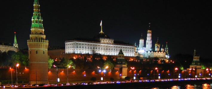 Ein Blick auf den Kreml in Moskau bei Nacht