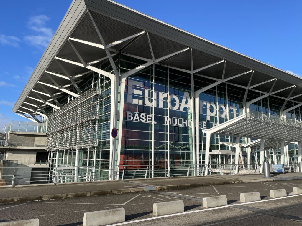 Logo am Hauptgebäude des Euroairports Basel Mulhouse Freiburg