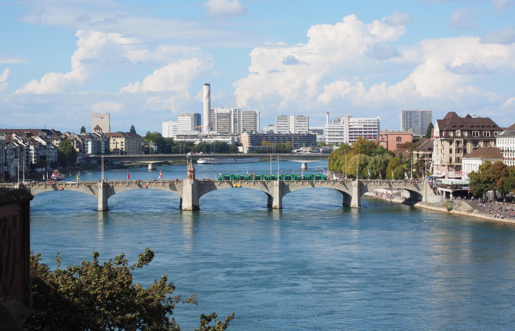 Ein Blick auf den Rhein und die Mittlere Brücke in Basel