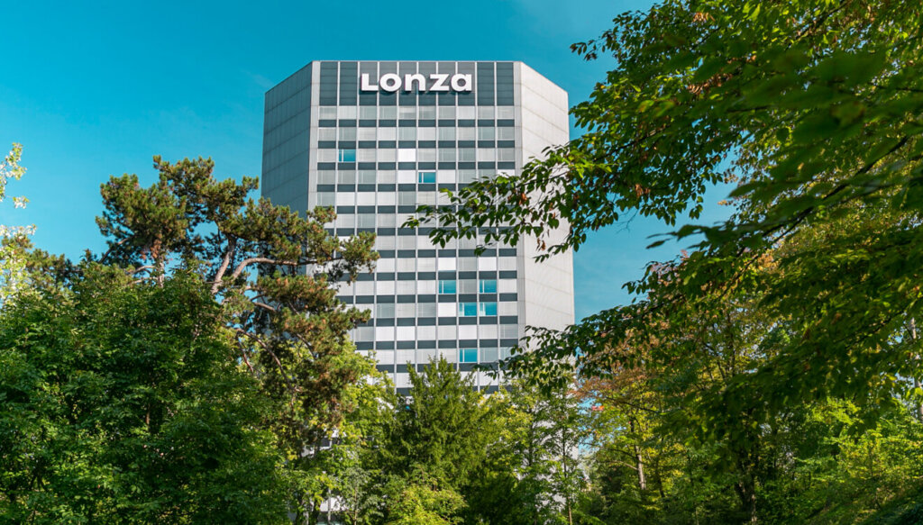 Hauptsitz von Lonza in Basel mit Logo auf dem Gebäude
