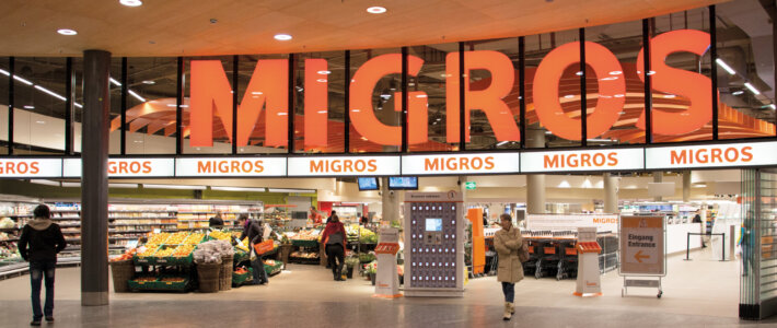 Migros-Logo über der Filiale am Zürcher Flughafen