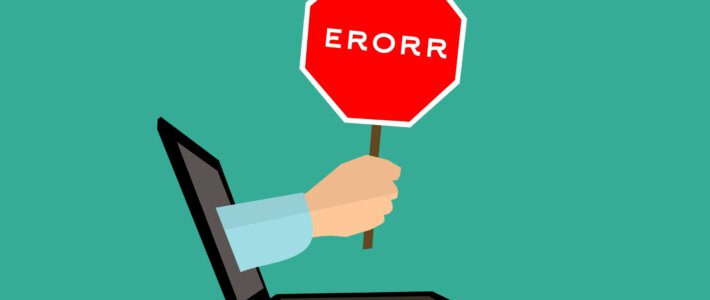 Ein Notebook aus dem eine Hand kommt mit einem «Error»-Schild