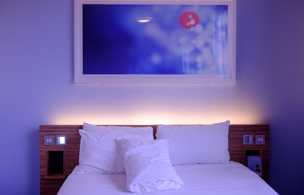 Ein Bett in einem Hotelzimmer mit einer Leuchte