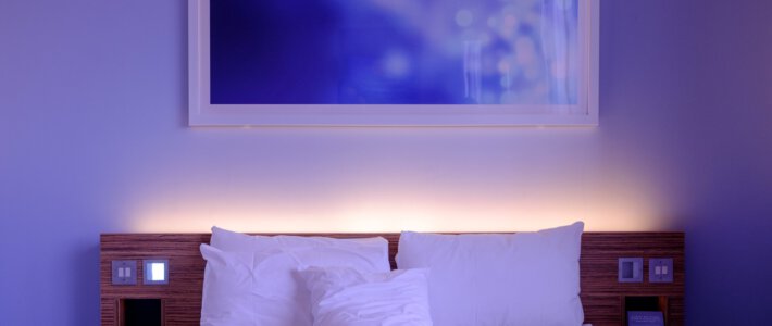 Ein Bett in einem Hotelzimmer mit einer Leuchte