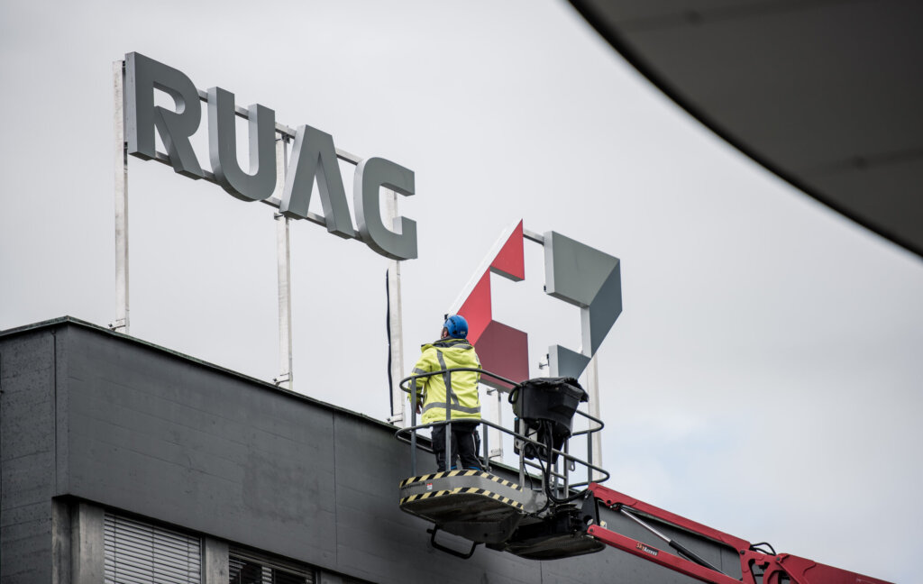 Logo der Ruag auf einem Gebäude im Emmen LU