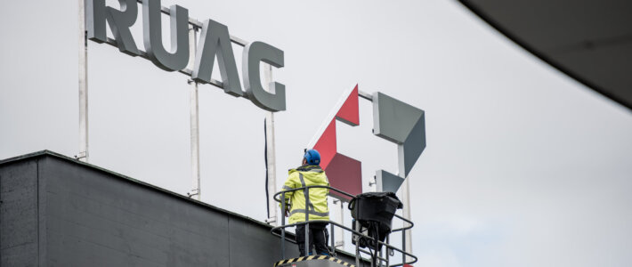 Logo der Ruag auf einem Gebäude im Emmen LU
