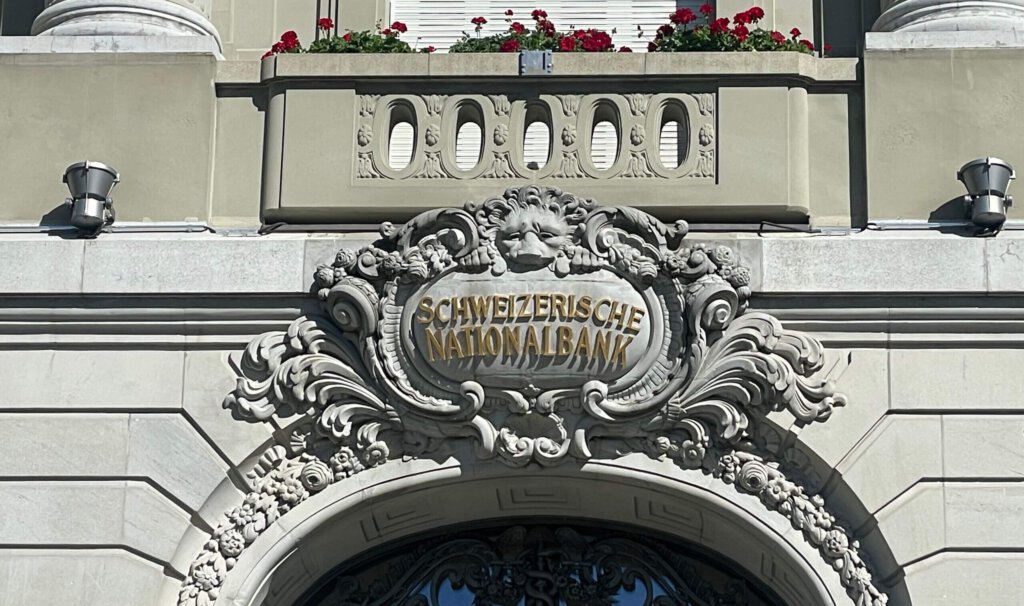 Logo der Schweizerischen Nationalbank am Sitz in Bern