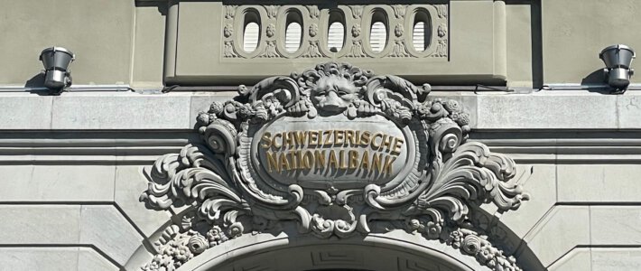 Logo der Schweizerischen Nationalbank am Sitz in Bern