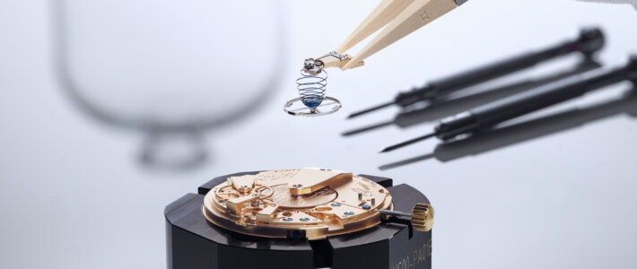 Gewinn der Swatch Group bricht nochmals 90 Prozent weg Bau einer Breguet-Luxusuhr mit Pinzette