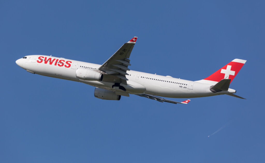 Ein Airbus A330 der Swiss in der Luft vor blauem Himmel