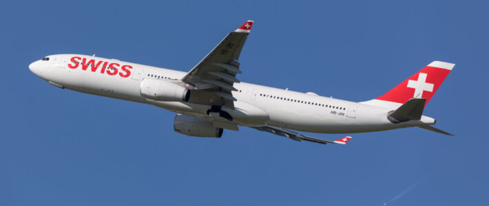 Ein Airbus A330 der Swiss in der Luft vor blauem Himmel