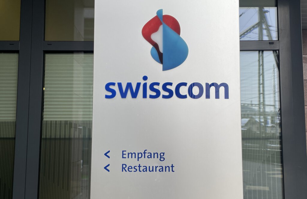 Logo von Swisscom an einem Firmengebäude in Olten