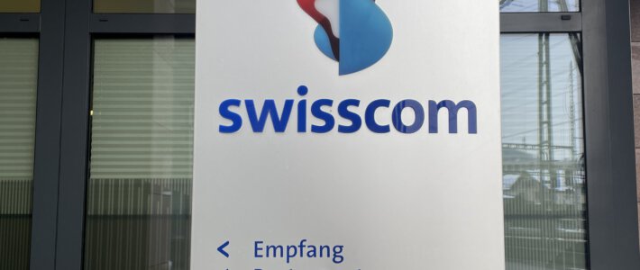 Logo von Swisscom an einem Firmengebäude in Olten