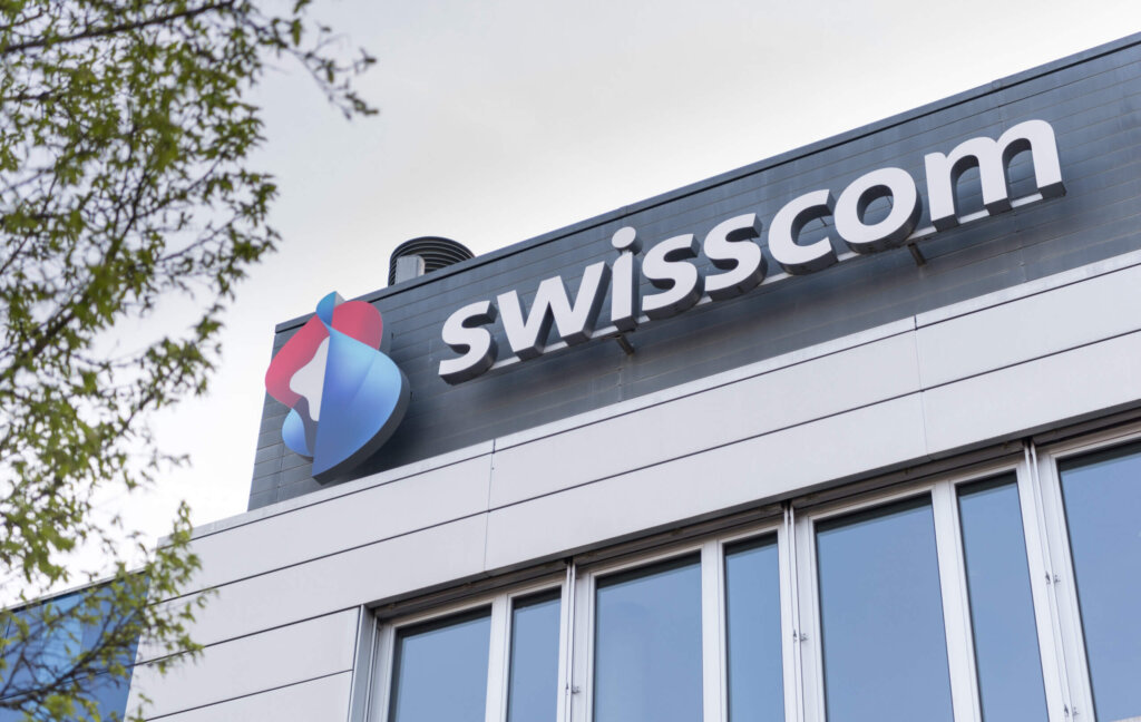 Swisscom-Logo auf einem Gebäude
