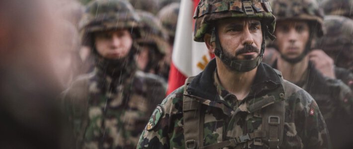 Soldaten der Schweizer Armee im Regen