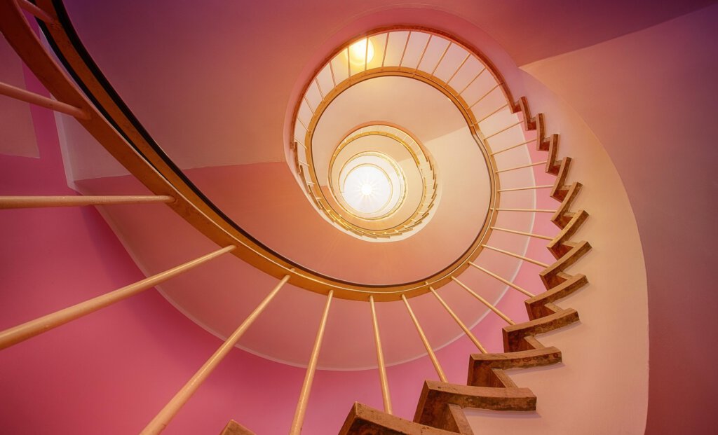 eine Spiraltreppe mit Licht in der Mitte