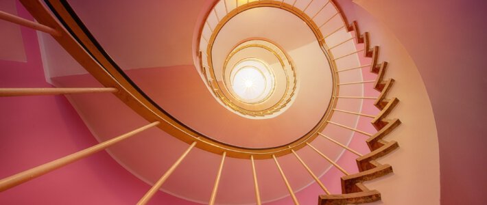 eine Spiraltreppe mit Licht in der Mitte