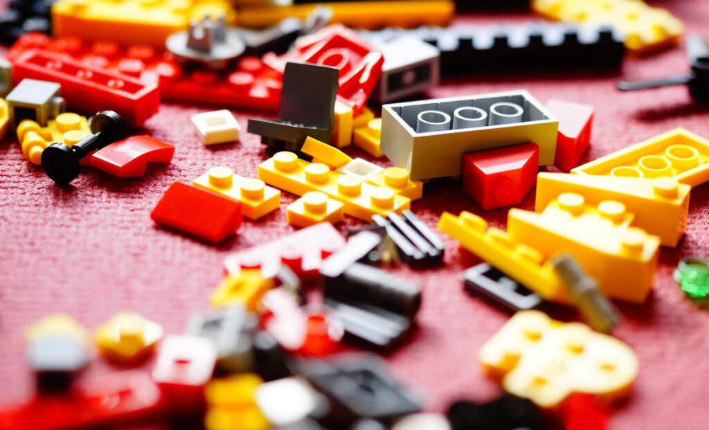 Lego-Bausteine auf einem Tisch