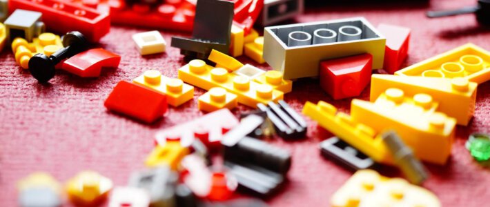 Lego-Bausteine auf einem Tisch