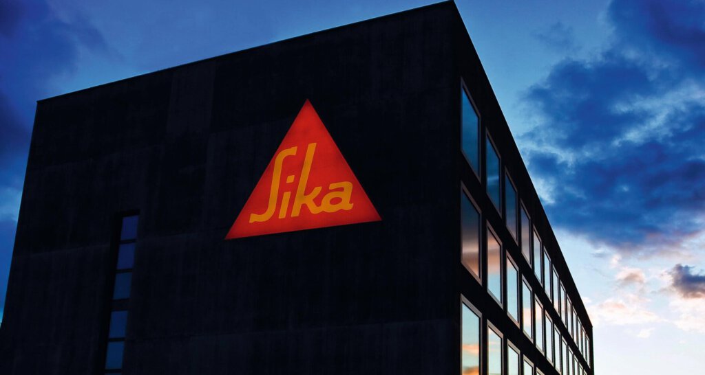 Logo von Sika an einem Gebäude