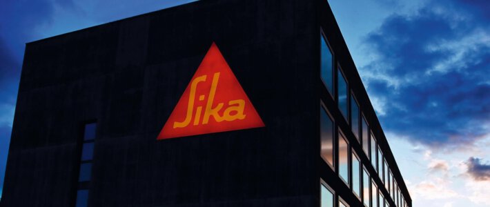 Logo von Sika an einem Gebäude