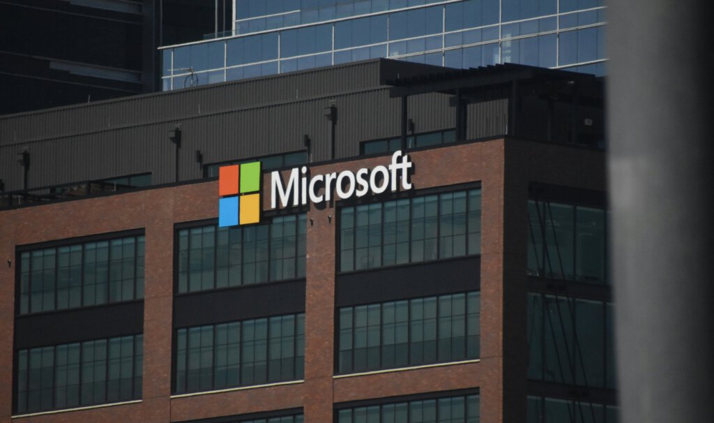 Logo des Software-Konzerns Microsoft an einem Gebäude