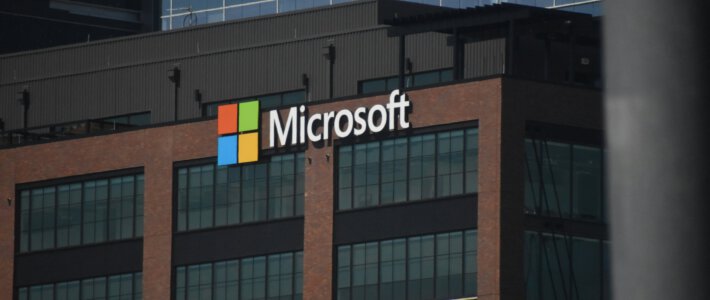 Logo des Software-Konzerns Microsoft an einem Gebäude