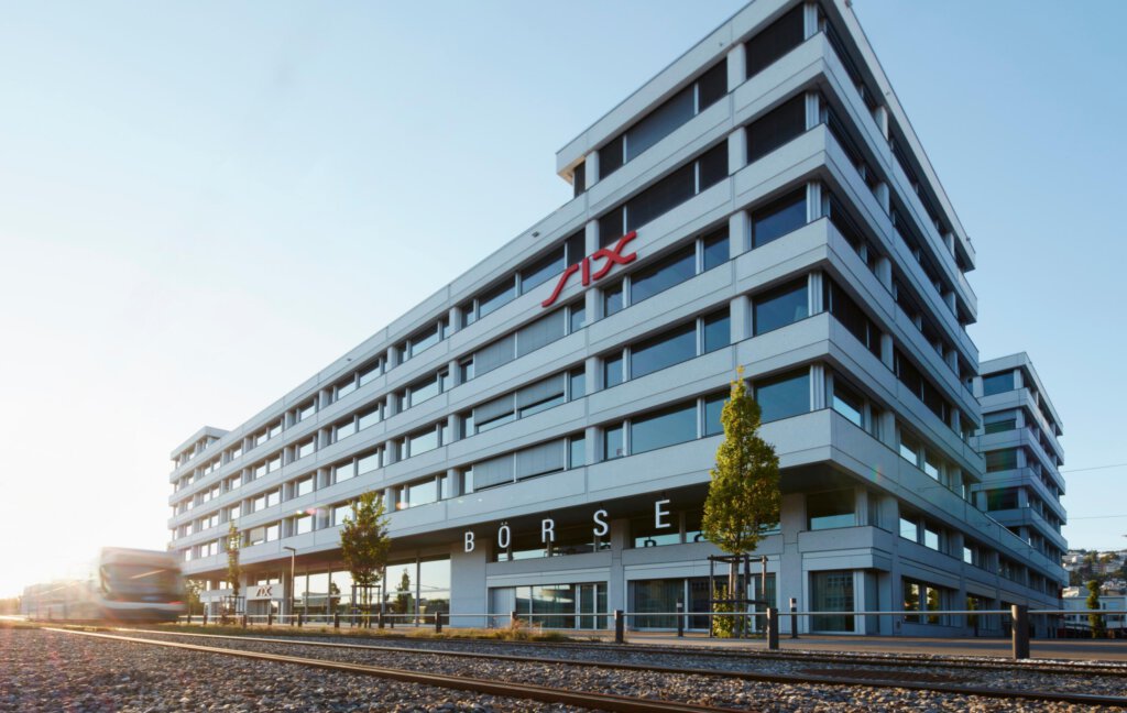 Logo der SIX an einem Gebäude in Zürich